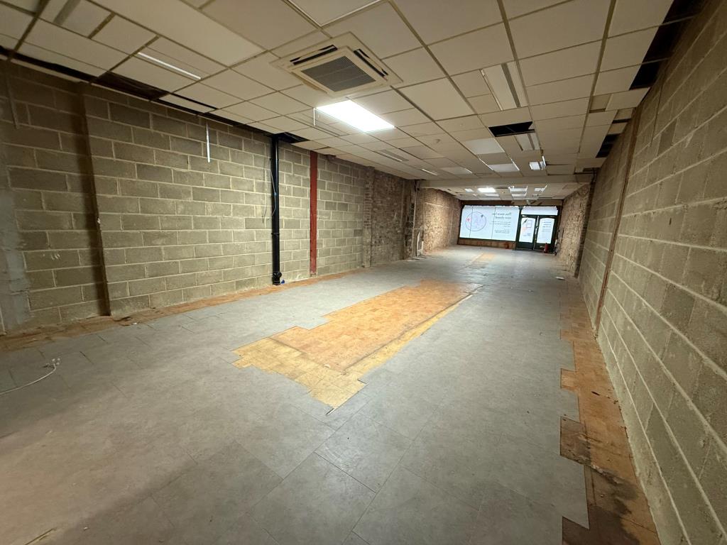 Lot: 12 - VACANT PROPERTY IN TOWN CENTRE - Main shop floor